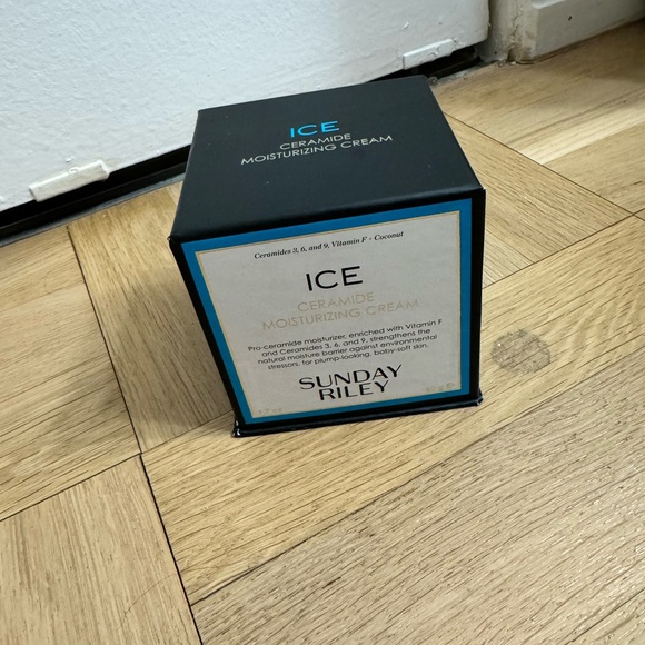 Sunday Riley ICE
CERAMIDE MOISTURIZING CREAM - Picture 3 of 6